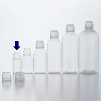 ケーエム化学 C型投薬瓶 コップ付 （滅菌済） 30cc 7101 1箱（500本入）（取寄品）