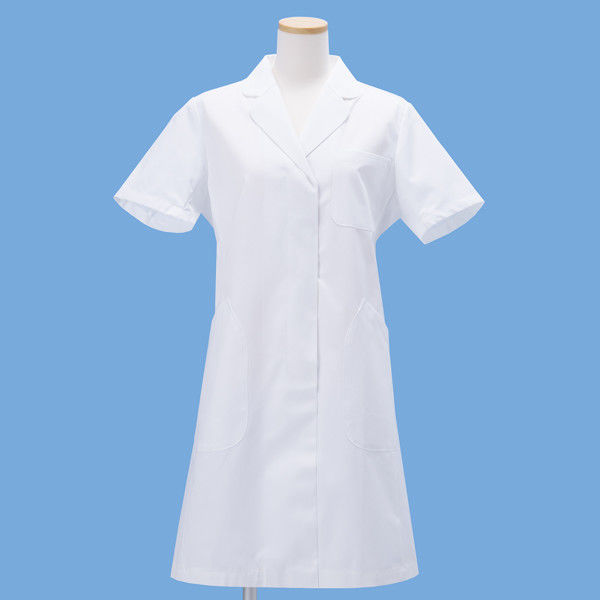 ナガイレーベン 女子シングル半袖診察衣 ハーフ丈 （ドクターコート） ホワイト M EM-3035（取寄品）