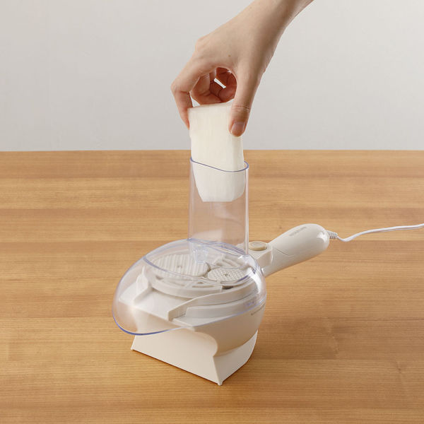 Amazon｜コモライフ ステンレス製 薬味おろし 薬味 おろし すりおろし器 おろし器 食洗機対応 滑り止め付き シャープな刃 刃先カバー付き 薄い  かさばりにくい 軽い力でOK 香り付け 料理 調理器具 大根 生姜 チョコレート 柑橘類 【耐熱温度：約250度】｜おろし器 