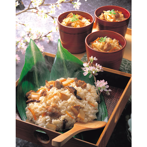 トリゼンフーズ 博多華味鳥 かしわ飯の素 30個入 2940274（直送品） 博多華味鳥 トリゼンフーズ 料亭 の料理長監修の下 ご家庭で手軽に味わっていただけるかしわ飯の素を作りました 独自の製法で炊きあげた鶏がらスープをベースに華味鳥の蒸したささみを使用し 味わい深く仕上げました 温かいご飯に混ぜ込むだけなので 簡単便利です なし