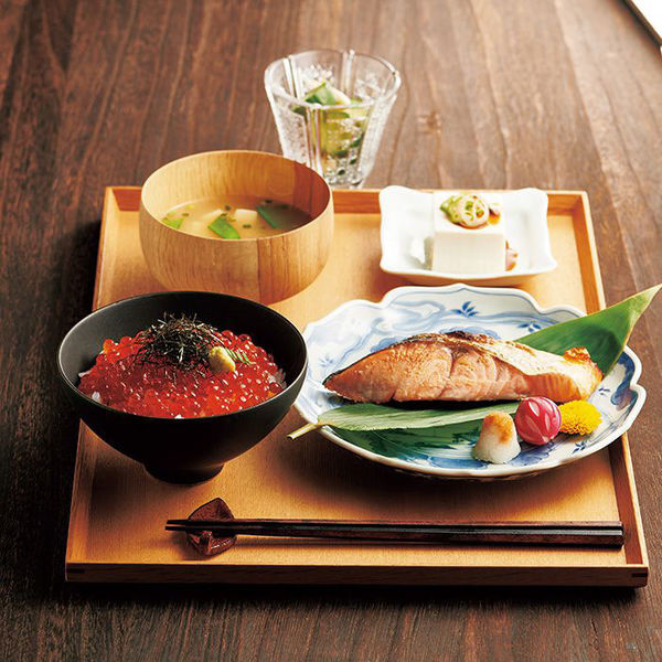 お歳暮ギフト・のし付き】佐藤水産 銀毛新巻鮭と北海道産いくら MS