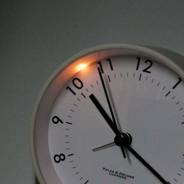 パラデック 目覚まし時計 リパド アラームクロック 電池式 ホワイト