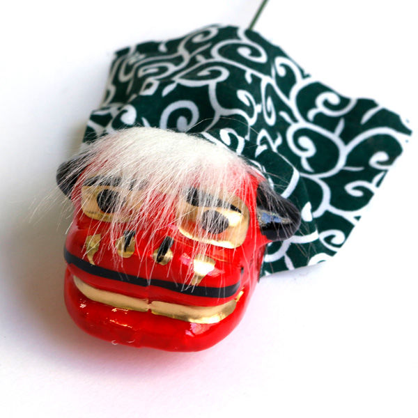 赤い獅子頭の飾り物 Amazon | 獅子頭（獅子舞） 中 鈴付き H15cmXW22.5cmXD15.5cm