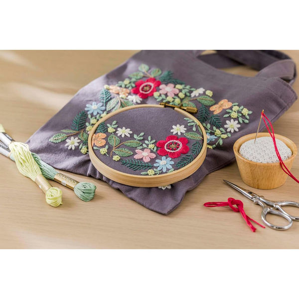 ルシアン 刺しゅうキットyulaのこころ躍る草花刺繍 ミニトート