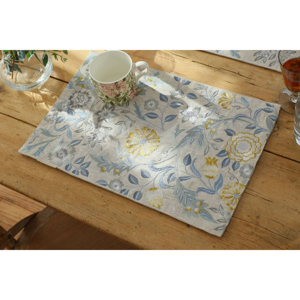 セルビアの織物テーブルクロス と セルビアの織りプレースマット (5 点