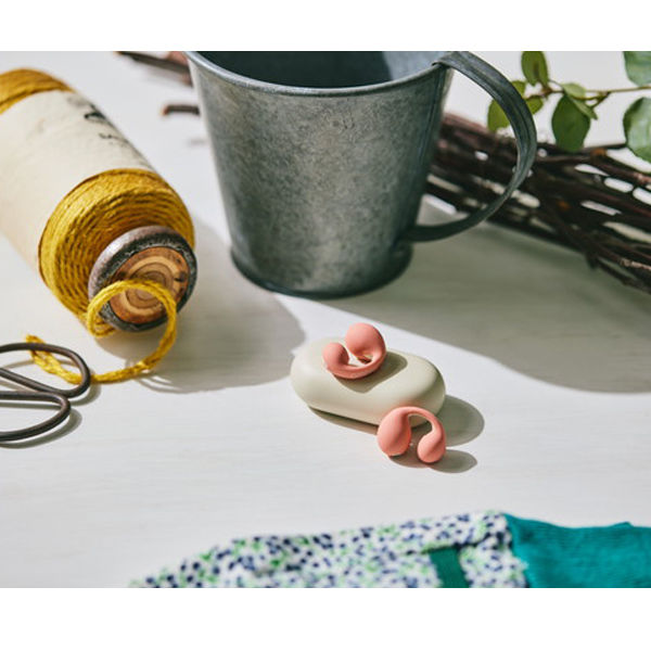 23日までの限定価格！ambie AM-TW02 フラミンゴ×ベージュ ambie sound earcuffs AM-TW02 Flamingo × Beige – ambie STORE
