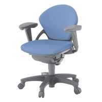 【設置込】イトーキ プレーゴチェア ローバック アジャスタブル肘 キャスター脚 座面回転 ミディアムグレーW/ソフトブルー KZ-447DL-W4B7（直送品）