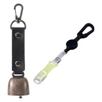 熊よけ鈴 カラビナ付きリール小 蓄光ホイッスル キャップ 4点セット ブラック 熊鈴 消音機能付き マグネット PUレザー 熊対策（直送品）