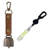 熊よけ鈴 カラビナ付きリール小 蓄光ホイッスル キャップ 4点セット ブラウン 熊鈴 消音機能付き マグネット PUレザー 熊対策（直送品）