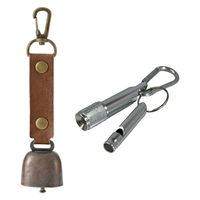 熊よけ鈴 カラビナ付 ミニアルミLEDライト ホイッスル 3点セット ブラウン 熊鈴 熊対策 消音機能付き マグネット 懐中電灯（直送品）