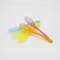 【アウトレット】細身で食べやすいスプーン 食洗機対応 カラフル 1パック（5本入）　サンライフ