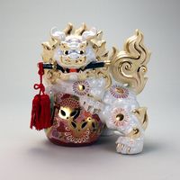 伊野正峰 九谷焼 10号剣獅子 白盛（直送品） - アスクル