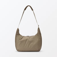 無印良品 撥水 中わた入り ２ＷＡＹ ワンショルダーバッグ キャメル タテ２８．５×ヨコ４０×マチ１２ｃｍ 良品計画