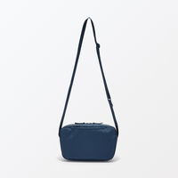 無印良品 背面ポケット付き 撥水ショルダーバッグ ライトネイビー タテ１７×ヨコ２８×マチ６ｃｍ 良品計画