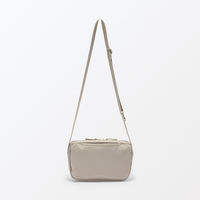 無印良品 背面ポケット付き 撥水ショルダーバッグ ライトベージュ タテ１７×ヨコ２８×マチ６ｃｍ 良品計画