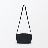 無印良品 背面ポケット付き 撥水ショルダーバッグ 黒 タテ１７×ヨコ２８×マチ６ｃｍ 良品計画