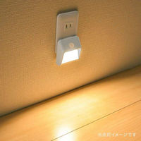 オーム電機 LEDナイトライト 明暗・人感センサー付き 壁面照射タイプ 電球色 06-1764 1個