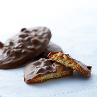 〈ヴィタメール〉マカダミア・ショコラ（ミルク）（16枚入） 1箱 三越伊勢丹 紙袋付き ギフト チョコレート