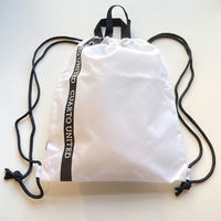 クアトロ 軽量ナップサック型シューズケース WHT F KG010-AG 1点（直送品）