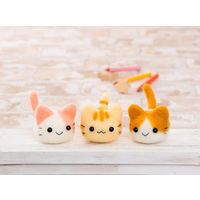 羊毛フェルトキット marukoro アクレーヌまるころシリーズ なかよし三つ子のにゃんころ いちごミルク・とら・ニケ H441-528 ベ（直送品）
