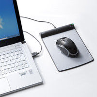 サンワダイレクト ワイヤレスマウス（電池交換不要・5ボタン・マウスパッド付・ブルーLEDセンサー・軽量） 400-MA052 1個（直送品）