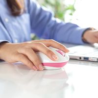 サンワダイレクト ワイヤレスマウス（エルゴノミクス・疲労軽減・小型・4ボタン・ブルーLED光学式・ホワイト・ピンク） 400-MA104W 1個（直送品）