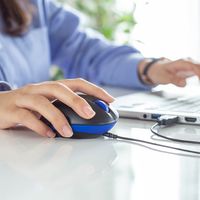 サンワダイレクト 有線マウス（エルゴノミクス・疲労軽減・小型・4ボタン・ブルーLED光学式・ブラック・ブルー） 400-MA105BK 1個（直送品）