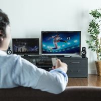 サンワダイレクト HDMIマトリックス切替器（4K/30Hz対応・4入力2出力・リモコン付き・光・同軸デジタル出力付き） 400-SW027 1個（直送品）