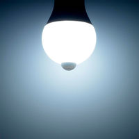 オーム電機 LEDセンサー E26 4.7W 昼光色 06-5588 1個