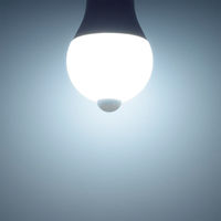 オーム電機 LEDセンサー E26 7.2W 昼光色 06-5590 1個