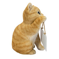 ウービア 右手でボードを持つ茶トラ白猫 H23038-1 1個（直送品）