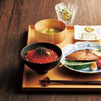 佐藤水産 2024【御歳暮】のし付き 北海道 銀毛新巻鮭といくら MS-07EEI 1箱（直送品）