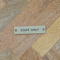 ポッシュリビング サインプレート 「STAFF ONLY」 アンティークゴールド W8×D0.2×H2cm アイアン 63958 1個（直送品）