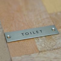 ポッシュリビング サインプレート 「TOILET」 アンティークゴールド W8×D0.2×H2cm アイアン 63952 1個（直送品）