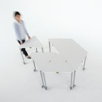 【組立設置込】コクヨ フィットミー 台形テーブル マグネットフィット キャスター付 幅1530×奥行695×高さ720mm ペールイエロー 1台（直送品）