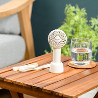 充電式ミニハンディファン スタンド&ネックストラップ付 OW MO-F021-OW 1台