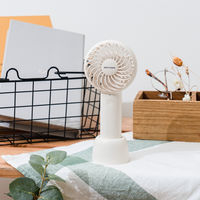 ライフオンプロダクツ 静音ミニハンディファン ネックストラップ&スタンド付 OW PBAF001-OW 1台