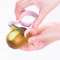 レイエ 軽い力でスーッと切れる フルーツピーラー 皮むき器 ピンク 日本製 1個 オークス