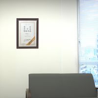 コクヨ　額縁金ラック軽量タイプ・スタンド付き規格Ａ３　1枚