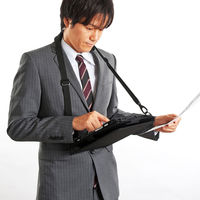 サンワサプライ ショルダーベルト付き10.1型タブレットPCケース(スタンド機能付 PDA-TAB4ST 1個