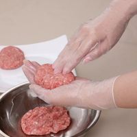 宇都宮製作 クイン キッチンビニール手袋 スリム箱(50枚入)M PVC0506PFTBM 1箱(50枚) 679-0262（直送品）