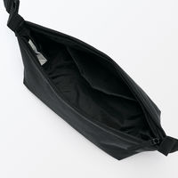 無印良品 再生ポリエステル 太ベルトミニショルダーバッグ 黒 タテ１４．５×ヨコ２９×マチ１０ｃｍ 良品計画