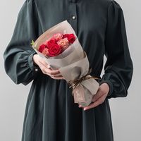 アデリー ホシファーム　フリルブーケ　ニュアンスレッド８本＆ホテルオークラ　プチケーキ４個 FMX-05B 1箱（直送品）