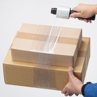 「現場のチカラ」アスクル 芯なし ミニストレッチフィルムセット 厚さ12μ 幅62mm×長さ150m巻 1セット（1本+1巻）  オリジナル