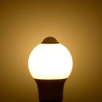 オーム電機 LEDセンサーE26 5.1W 電球色 06-4463 1個