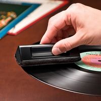 サンワダイレクト レコードクリーナー（ベルベットブラシ・スタンド付） 200-CD021 1個（直送品）