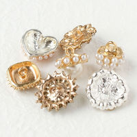 アクセサリーボタン フラワービジュー 2個 φ18mm 高さ10mm ホワイト×ゴールド A24-61 1袋2個入(5袋、10個入)（直送品）