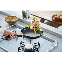 アイリスオーヤマ 軽量フライパンガス火対応20cm ブラック VLG-F20 1個（直送品）