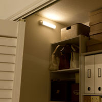 アイリスオーヤマ 乾電池式 LEDセンサーライト ウォールタイプ（壁付） 電球色 BSL40WLーWV2