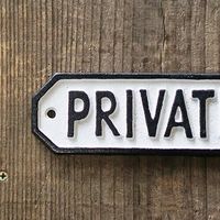 ポッシュリビング サインプレート 「PRIVATE」 ホワイト W15.5×D0.5×H5cm キャストアイアン 63583 1個（直送品）